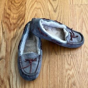 UGG Dakota Grey Moccasin Slippers Size 9, GUC!